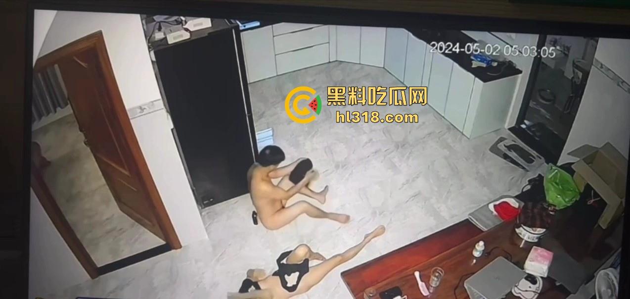 夫妻挑战客厅做爱，正插入猛操时候， 被女儿打开房门撞见了，来不及穿衣只能尴尬互望！  第9张