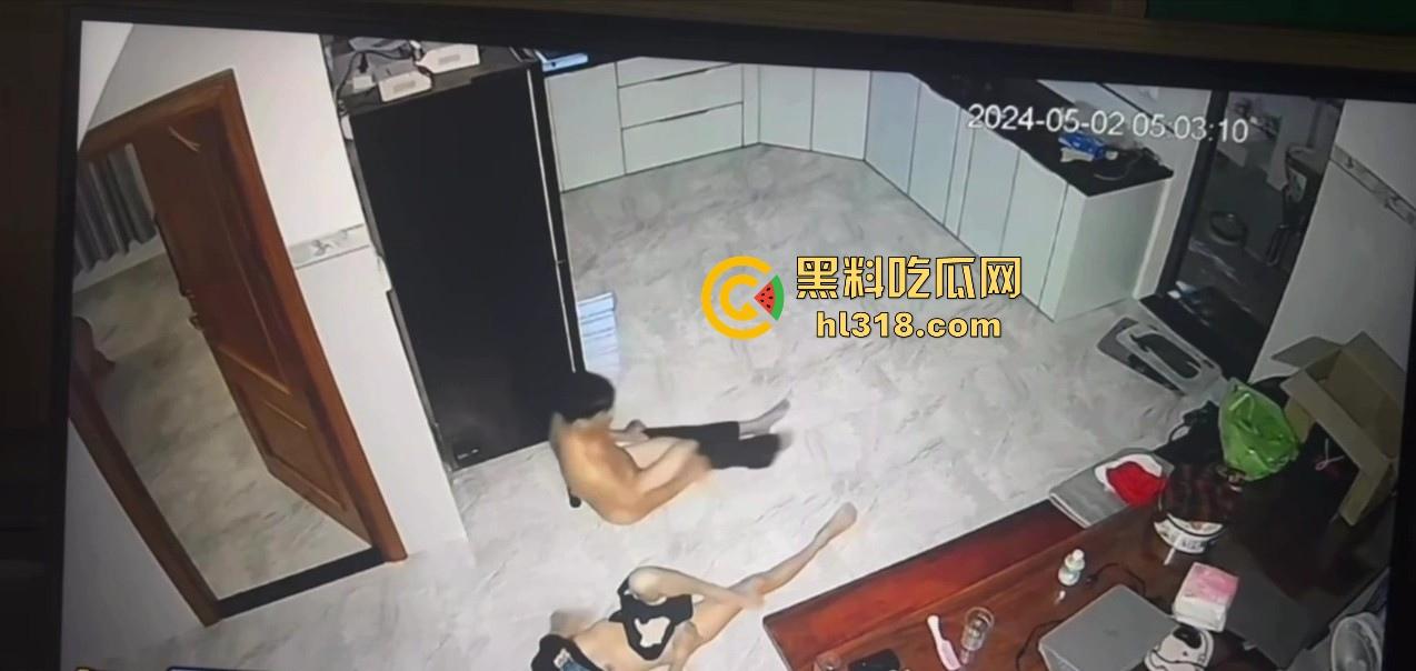 夫妻挑战客厅做爱，正插入猛操时候， 被女儿打开房门撞见了，来不及穿衣只能尴尬互望！  第10张