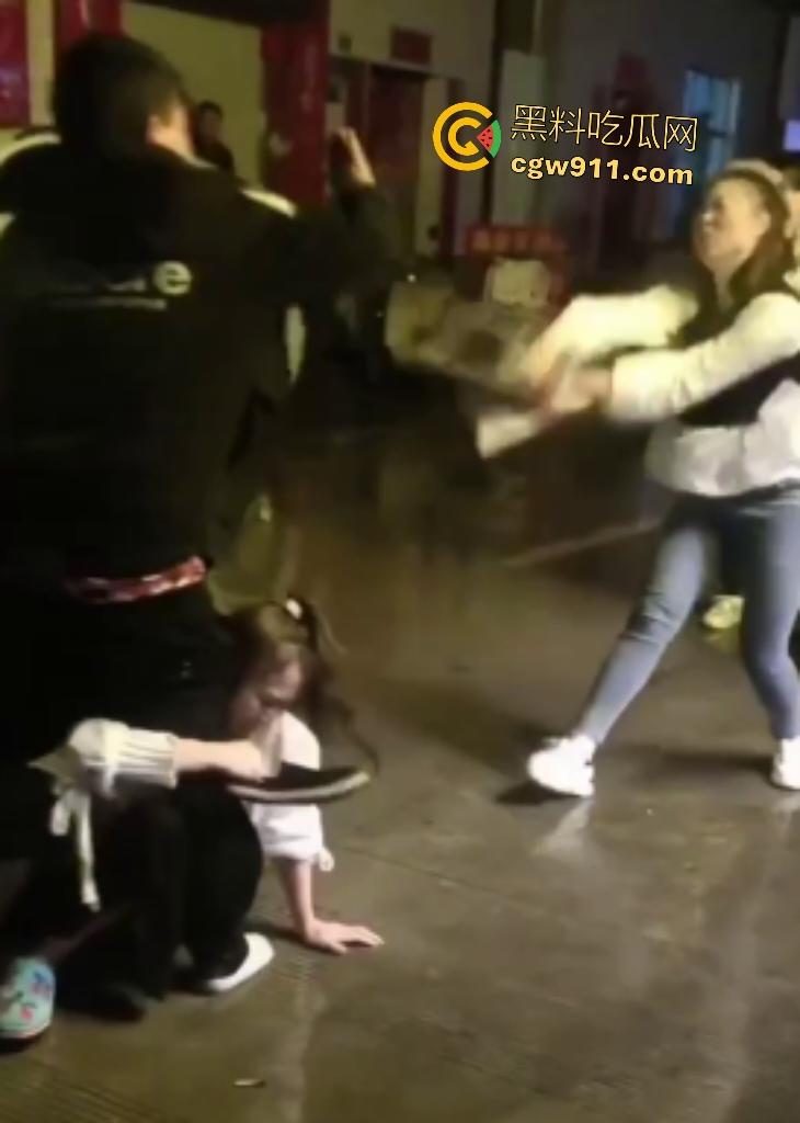 霸王嫖客惨遭技师姐妹花围殴!三四个辣妹抄扫把狂抽白嫖男,打得鼻青脸肿,欠钱不给还想摸奶? 第4张 霸王嫖客惨遭技师姐妹花围殴!三四个辣妹抄扫把狂抽白嫖男,打得鼻青脸肿,欠钱不给还想摸奶? 第4张