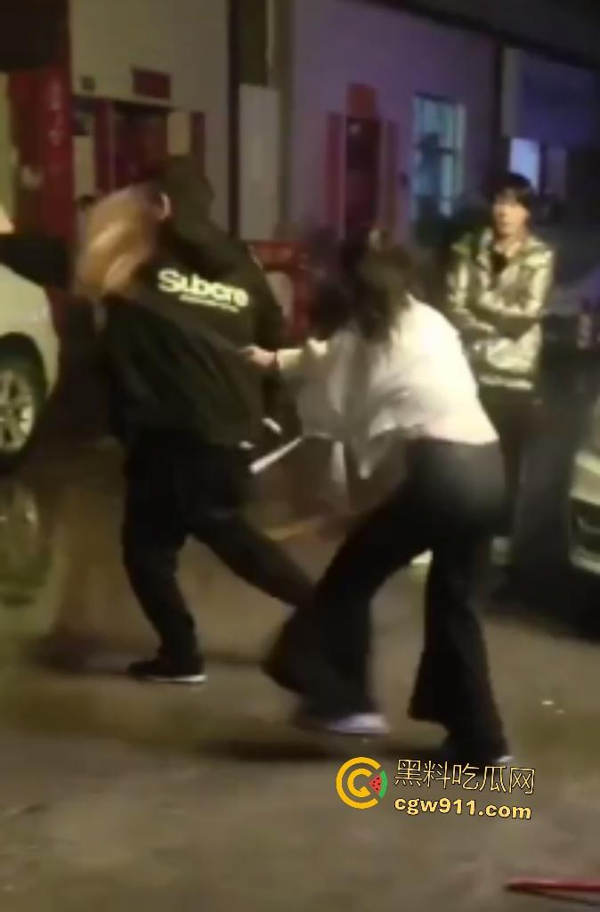 霸王嫖客惨遭技师姐妹花围殴!三四个辣妹抄扫把狂抽白嫖男,打得鼻青脸肿,欠钱不给还想摸奶? 第5张 霸王嫖客惨遭技师姐妹花围殴!三四个辣妹抄扫把狂抽白嫖男,打得鼻青脸肿,欠钱不给还想摸奶? 第5张