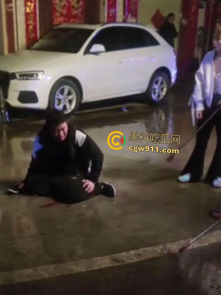 霸王嫖客惨遭技师姐妹花围殴!三四个辣妹抄扫把狂抽白嫖男,打得鼻青脸肿,欠钱不给还想摸奶? 第7张 霸王嫖客惨遭技师姐妹花围殴!三四个辣妹抄扫把狂抽白嫖男,打得鼻青脸肿,欠钱不给还想摸奶? 第7张