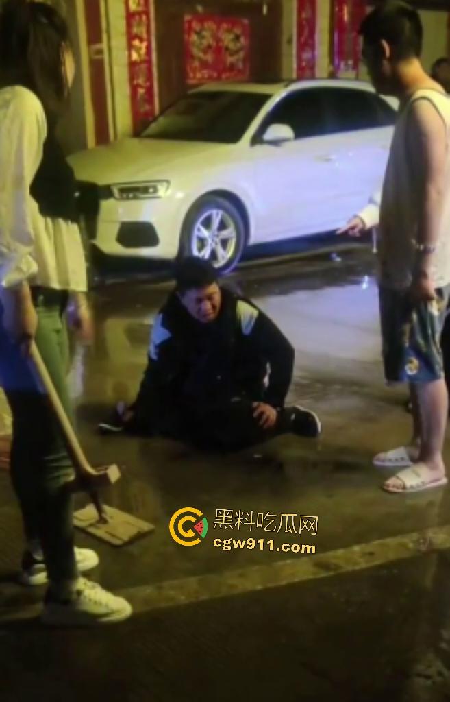 霸王嫖客惨遭技师姐妹花围殴!三四个辣妹抄扫把狂抽白嫖男,打得鼻青脸肿,欠钱不给还想摸奶? 第8张 霸王嫖客惨遭技师姐妹花围殴!三四个辣妹抄扫把狂抽白嫖男,打得鼻青脸肿,欠钱不给还想摸奶? 第8张