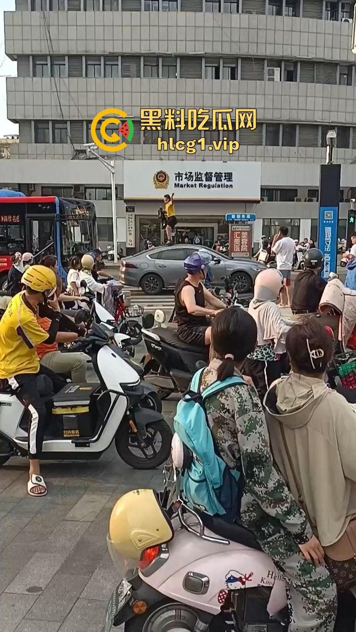 女子跳上等红灯的车顶狂舞，是模仿青岛大姐还是搏出位求流量？  第2张