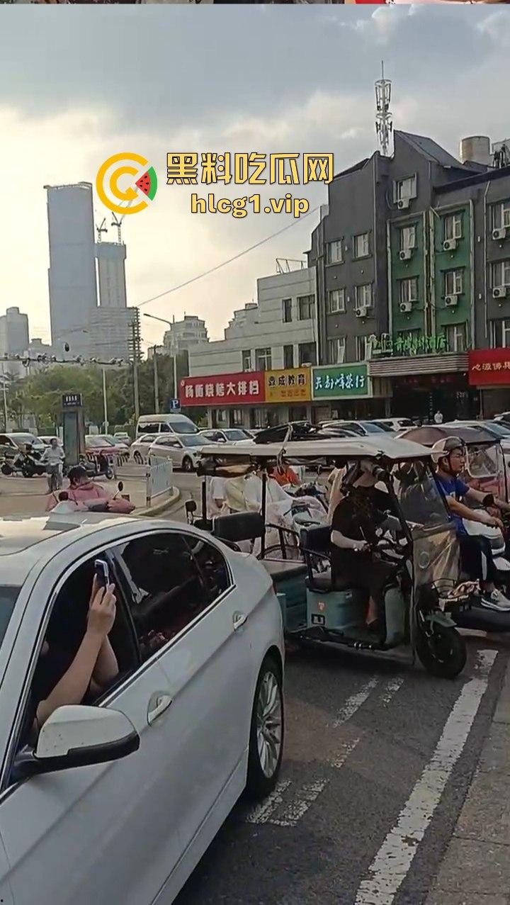 女子跳上等红灯的车顶狂舞，是模仿青岛大姐还是搏出位求流量？  第4张