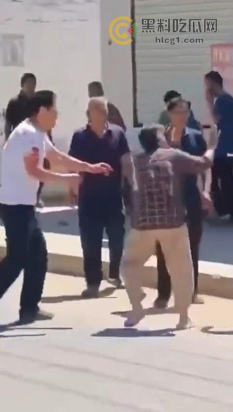 江苏五旬富豪老头酒驾开奔驰迈巴赫,主干道疯狂撞飞十几人,现场惨烈堪比大片! 第1张 江苏五旬富豪老头酒驾开奔驰迈巴赫,主干道疯狂撞飞十几人,现场惨烈堪比大片! 第1张