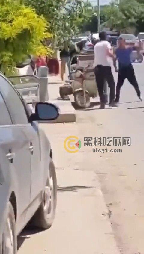 江苏五旬富豪老头酒驾开奔驰迈巴赫,主干道疯狂撞飞十几人,现场惨烈堪比大片! 第2张 江苏五旬富豪老头酒驾开奔驰迈巴赫,主干道疯狂撞飞十几人,现场惨烈堪比大片! 第2张