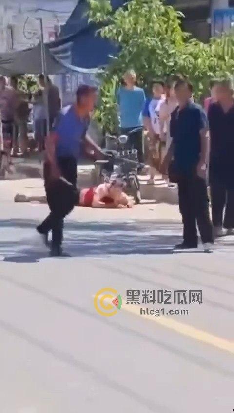 江苏五旬富豪老头酒驾开奔驰迈巴赫,主干道疯狂撞飞十几人,现场惨烈堪比大片! 第3张 江苏五旬富豪老头酒驾开奔驰迈巴赫,主干道疯狂撞飞十几人,现场惨烈堪比大片! 第3张