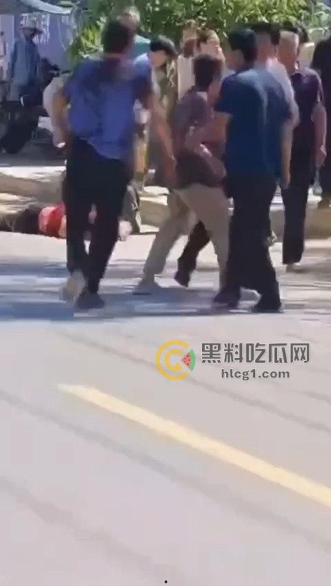 江苏五旬富豪老头酒驾开奔驰迈巴赫,主干道疯狂撞飞十几人,现场惨烈堪比大片! 第4张 江苏五旬富豪老头酒驾开奔驰迈巴赫,主干道疯狂撞飞十几人,现场惨烈堪比大片! 第4张