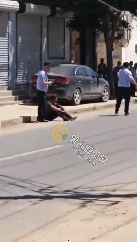 江苏五旬富豪老头酒驾开奔驰迈巴赫,主干道疯狂撞飞十几人,现场惨烈堪比大片! 第5张 江苏五旬富豪老头酒驾开奔驰迈巴赫,主干道疯狂撞飞十几人,现场惨烈堪比大片! 第5张