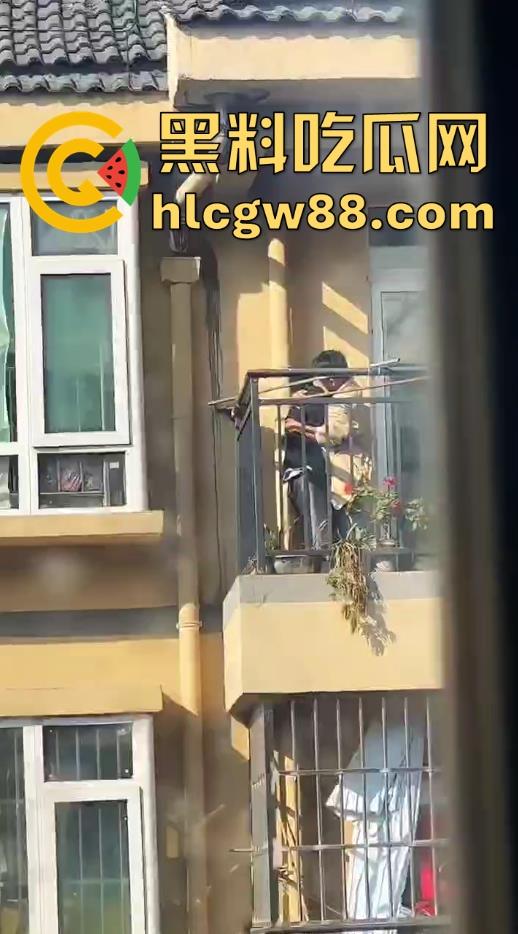 春天来了,动物们到了交配的季节了,情侣们性欲来了完全不顾旁人现场就是干! 第1张 春天来了,动物们到了交配的季节了,情侣们性欲来了完全不顾旁人现场就是干! 第1张