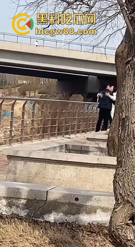 春天来了,动物们到了交配的季节了,情侣们性欲来了完全不顾旁人现场就是干! 第6张 春天来了,动物们到了交配的季节了,情侣们性欲来了完全不顾旁人现场就是干! 第6张