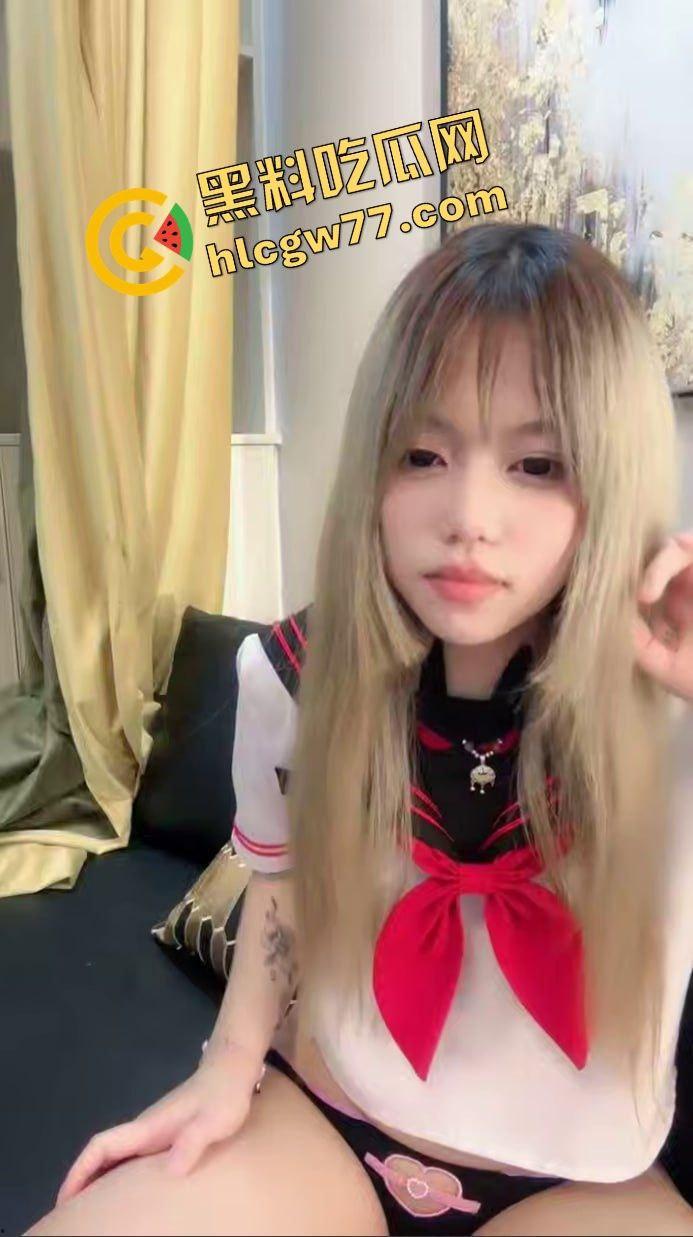 精神小妹直播翻车!清纯萝莉大奶变反差婊,自慰口交被学长后入! 第1张 精神小妹直播翻车!清纯萝莉大奶变反差婊,自慰口交被学长后入! 第1张