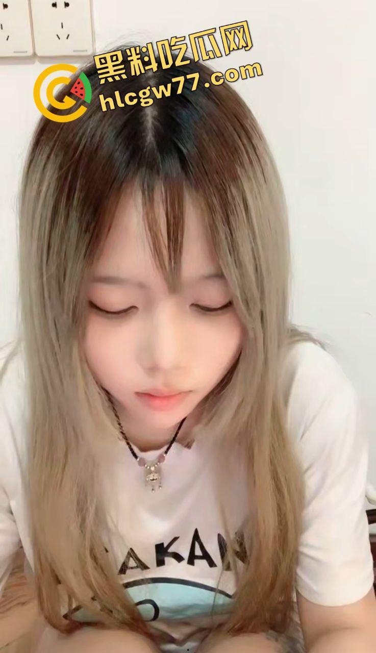 精神小妹直播翻车!清纯萝莉大奶变反差婊,自慰口交被学长后入! 第2张 精神小妹直播翻车!清纯萝莉大奶变反差婊,自慰口交被学长后入! 第2张