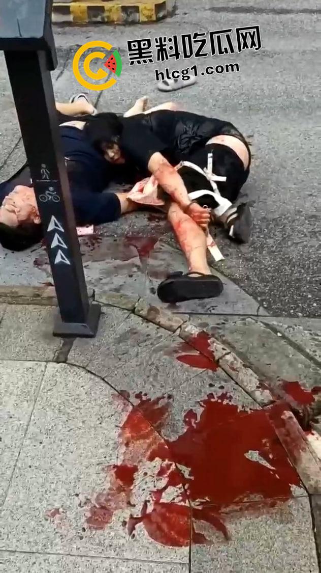 广西防城港公婆不按规定停车 还打骂保安 被保安夺刀砍死 大快人心 现场血腥视频流出  第1张