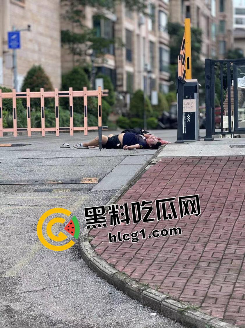 广西防城港公婆不按规定停车 还打骂保安 被保安夺刀砍死 大快人心 现场血腥视频流出  第5张