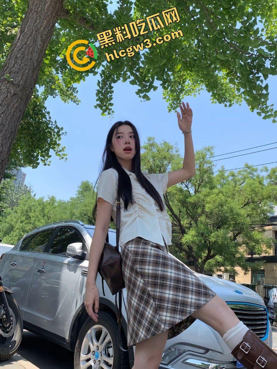 抖音02年气质穿搭反差婊骚鸡『贞贞子』家里私拍露美奶 男上女下爆插骚逼！独家曝光！  第3张