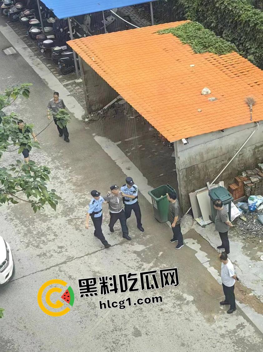 广西防城港公婆不按规定停车 还打骂保安 被保安夺刀砍死 大快人心 现场血腥视频流出  第6张