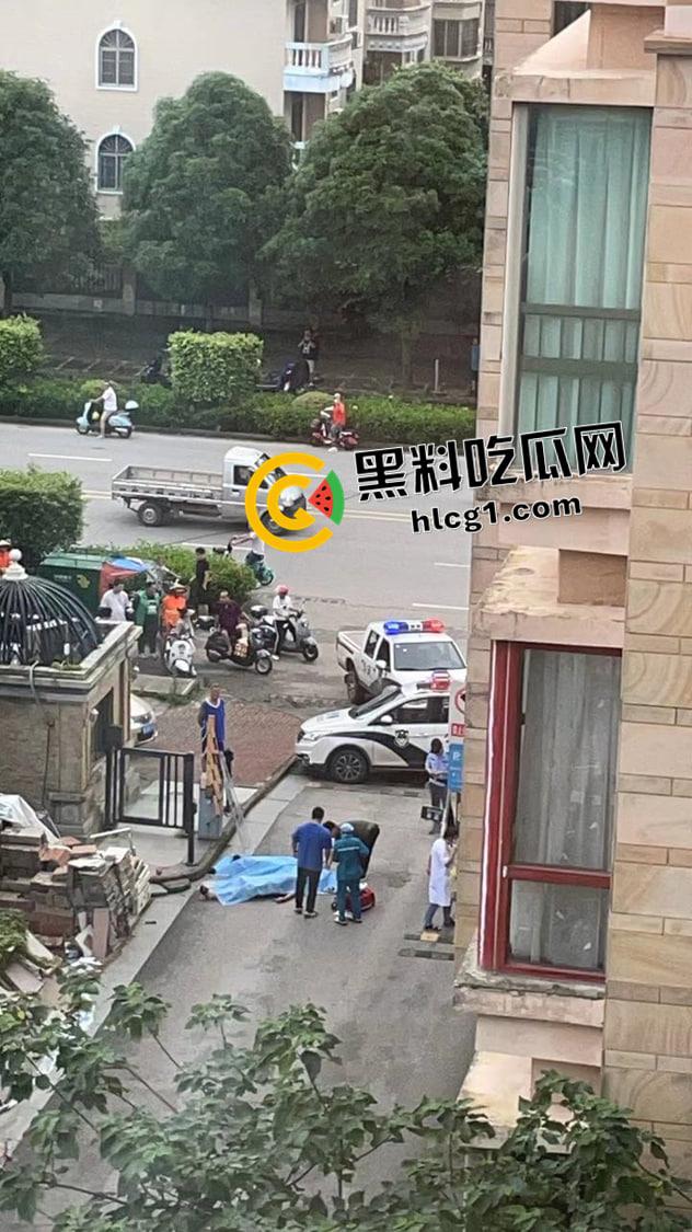 广西防城港公婆不按规定停车 还打骂保安 被保安夺刀砍死 大快人心 现场血腥视频流出  第7张