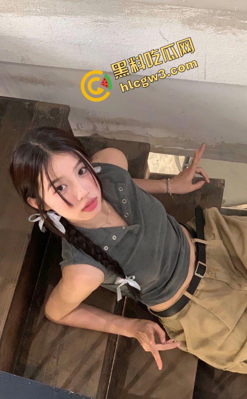 抖音02年气质穿搭反差婊骚鸡『贞贞子』家里私拍露美奶 男上女下爆插骚逼！独家曝光！  第5张