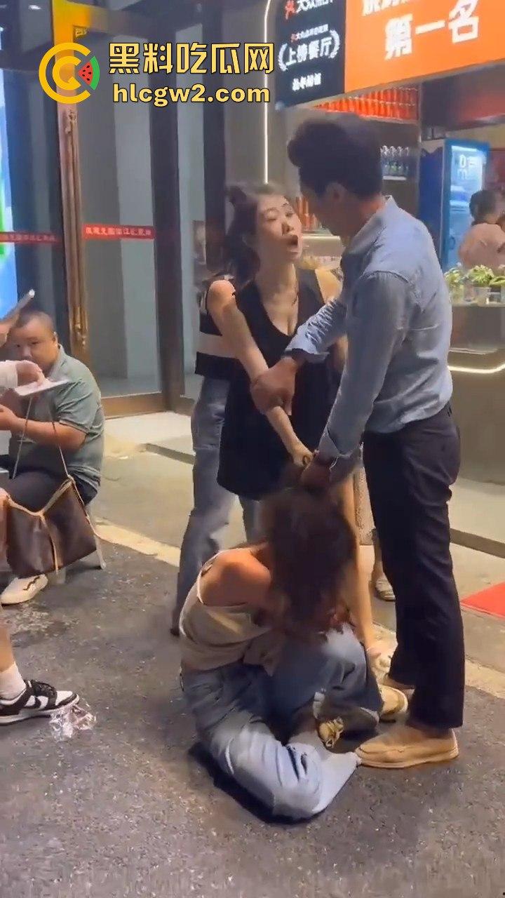 杭州街头正妻当众暴揍小三！揪住头发狂甩耳光 这场面真叫一个解气！  第1张