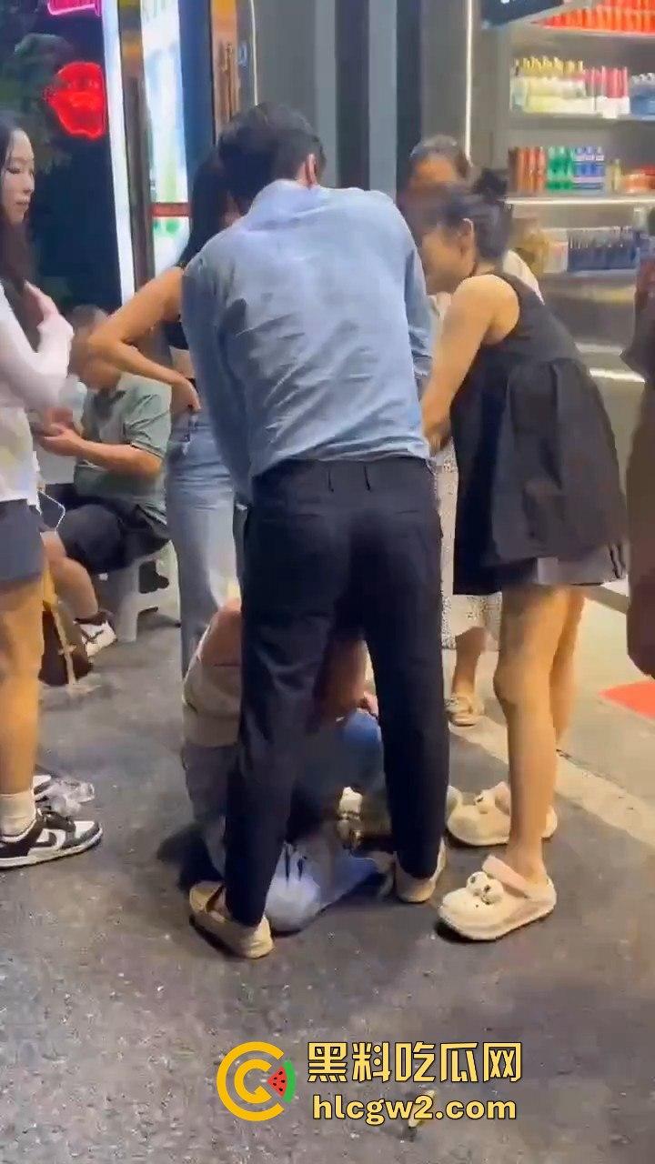 杭州街头正妻当众暴揍小三！揪住头发狂甩耳光 这场面真叫一个解气！  第2张