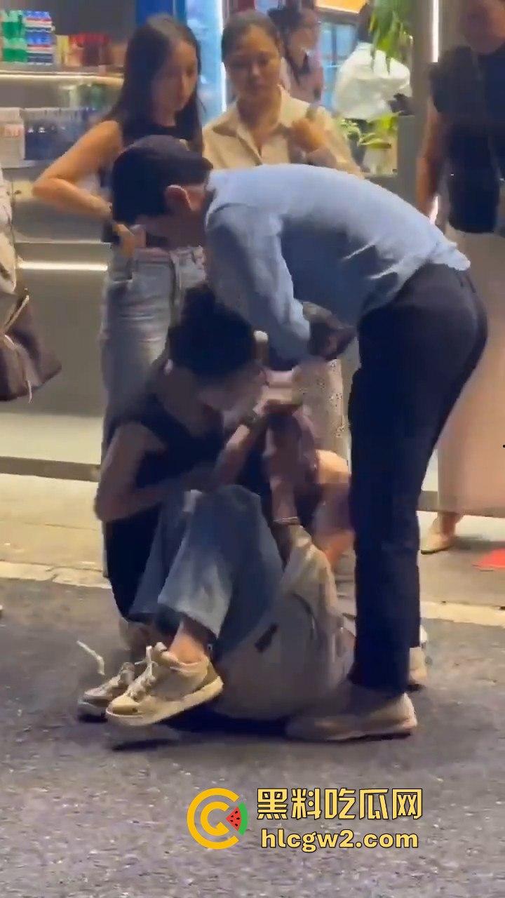 杭州街头正妻当众暴揍小三！揪住头发狂甩耳光 这场面真叫一个解气！  第3张