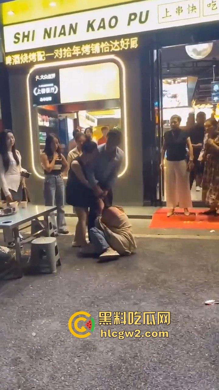 杭州街头正妻当众暴揍小三！揪住头发狂甩耳光 这场面真叫一个解气！  第4张