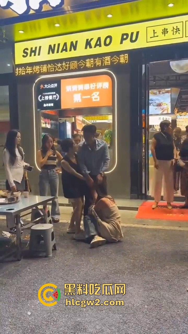 杭州街头正妻当众暴揍小三！揪住头发狂甩耳光 这场面真叫一个解气！  第5张