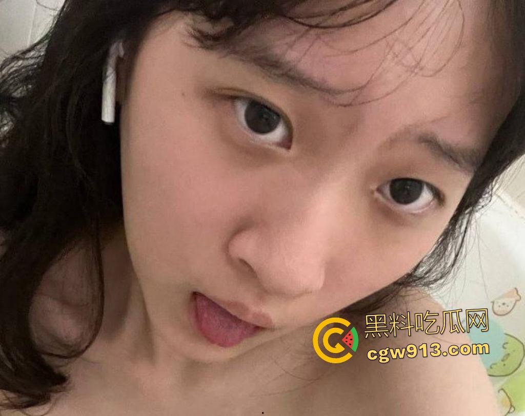 香港圣母学院骚妹【侯若飞】出租房主动送逼，口交内射全都愿意，浪叫愿嫁渣男，谁知第二天被甩！  第1张