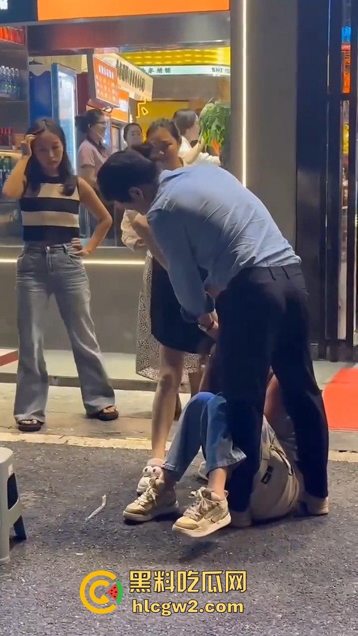 杭州街头正妻当众暴揍小三！揪住头发狂甩耳光 这场面真叫一个解气！  第7张