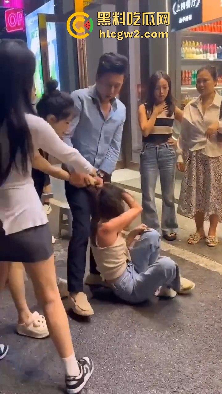 杭州街头正妻当众暴揍小三！揪住头发狂甩耳光 这场面真叫一个解气！  第8张