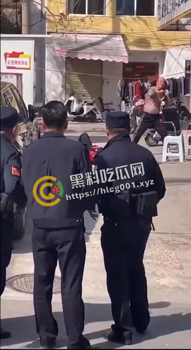 徐州鼓楼男子砍死三个人后当场自尽  对着自己脖子疯狂割 这是真的狠人 现场血腥画面流出 第3张