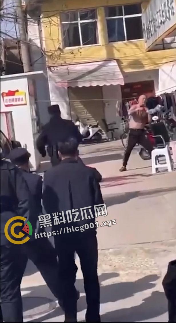 徐州鼓楼男子砍死三个人后当场自尽  对着自己脖子疯狂割 这是真的狠人 现场血腥画面流出 第4张