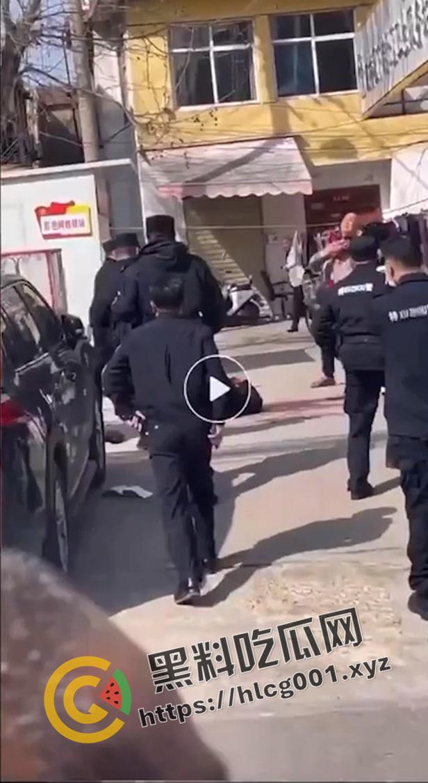 徐州鼓楼男子砍死三个人后当场自尽  对着自己脖子疯狂割 这是真的狠人 现场血腥画面流出 第5张