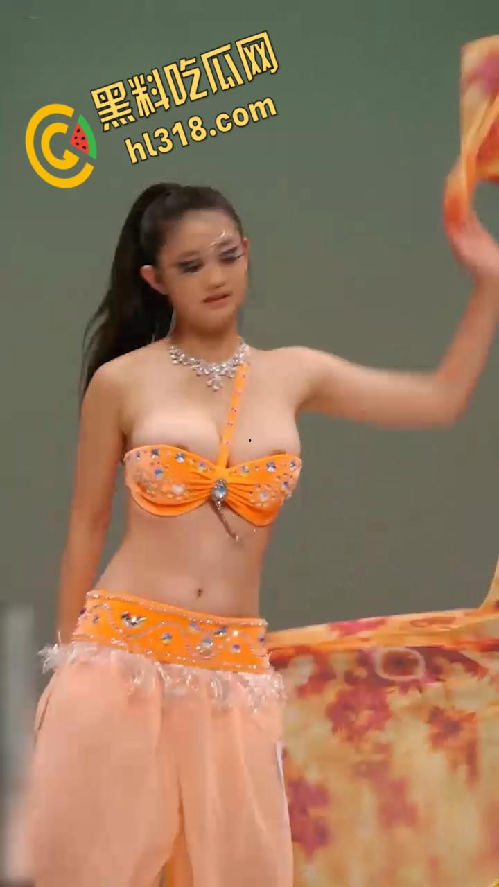 西北民族大学舞蹈学院，又出一位甩奶学妹，考试身穿抹胸吊带，硕大的奶子左摇右摆，奶头清晰可见 ！  第1张