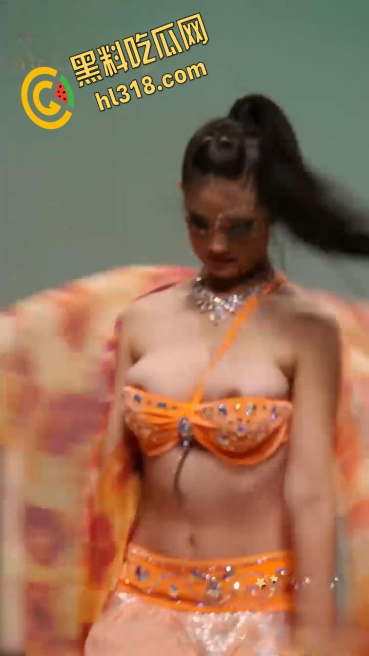 西北民族大学舞蹈学院，又出一位甩奶学妹，考试身穿抹胸吊带，硕大的奶子左摇右摆，奶头清晰可见 ！  第2张