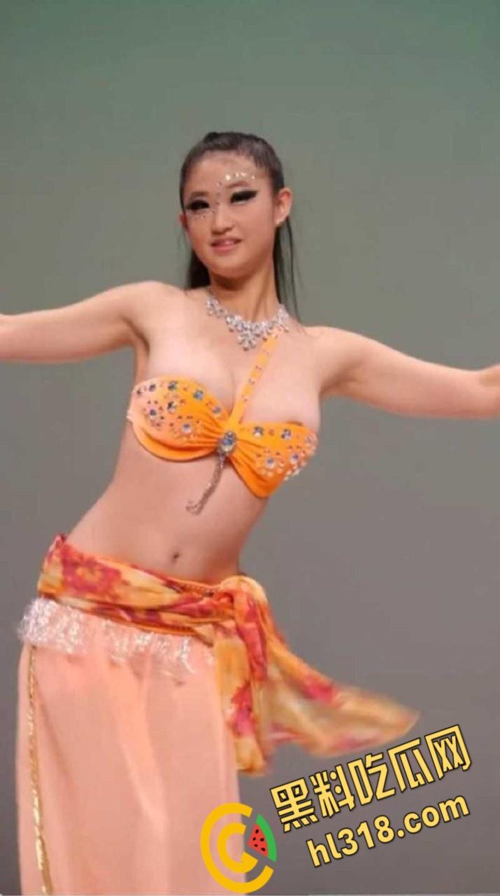 西北民族大学舞蹈学院，又出一位甩奶学妹，考试身穿抹胸吊带，硕大的奶子左摇右摆，奶头清晰可见 ！  第3张