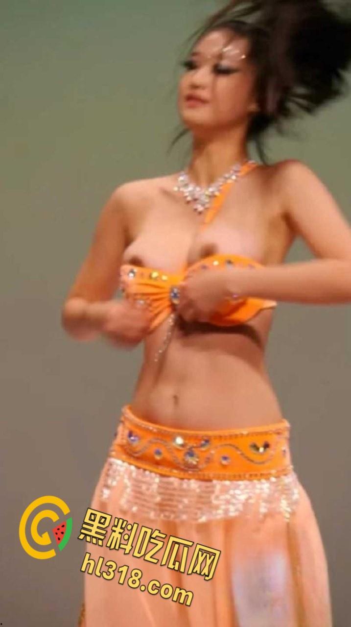 西北民族大学舞蹈学院，又出一位甩奶学妹，考试身穿抹胸吊带，硕大的奶子左摇右摆，奶头清晰可见 ！  第4张