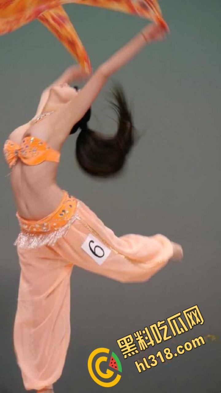 西北民族大学舞蹈学院，又出一位甩奶学妹，考试身穿抹胸吊带，硕大的奶子左摇右摆，奶头清晰可见 ！  第5张