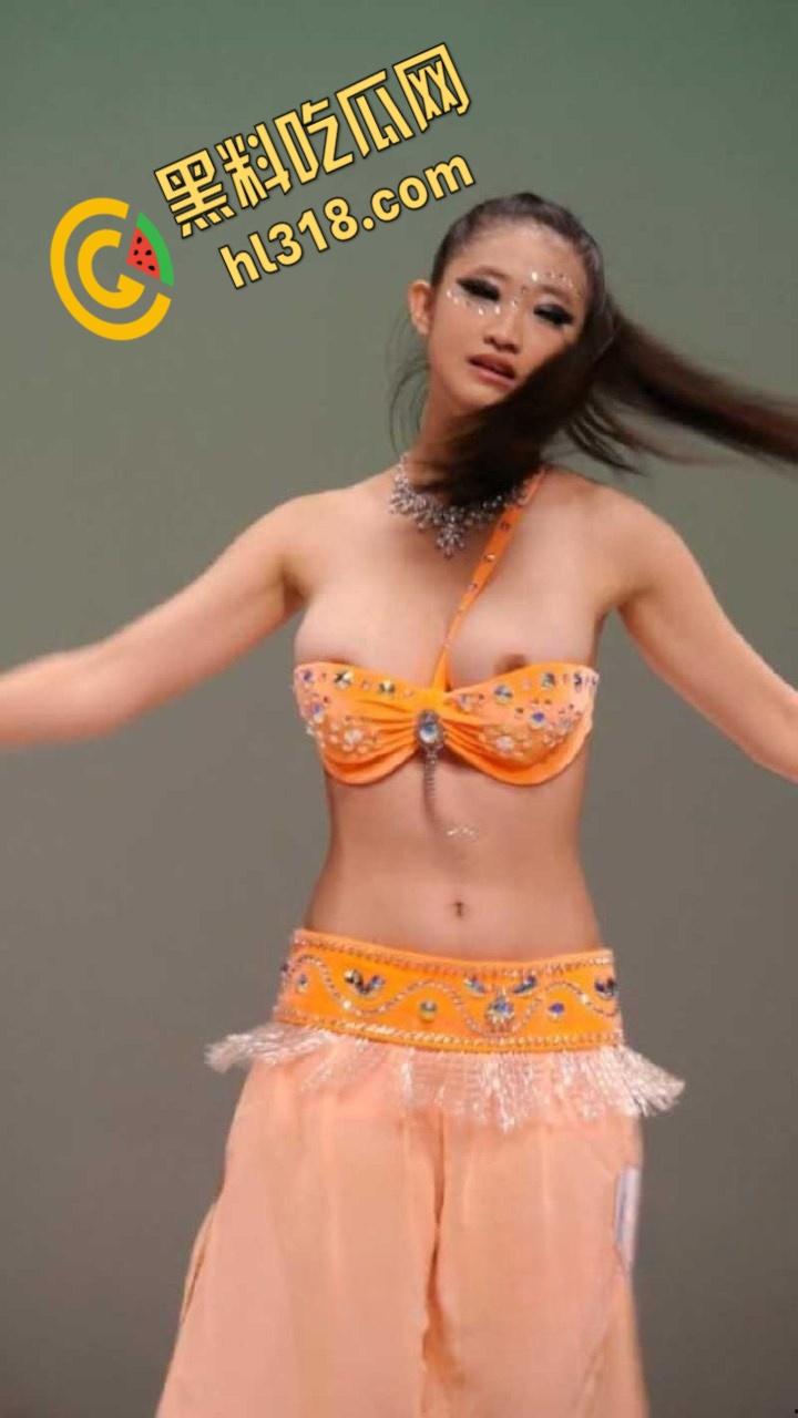 西北民族大学舞蹈学院，又出一位甩奶学妹，考试身穿抹胸吊带，硕大的奶子左摇右摆，奶头清晰可见 ！  第6张