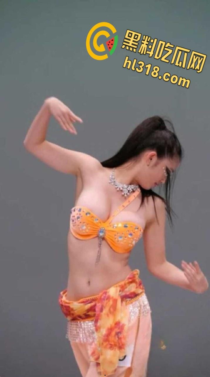 西北民族大学舞蹈学院，又出一位甩奶学妹，考试身穿抹胸吊带，硕大的奶子左摇右摆，奶头清晰可见 ！  第7张