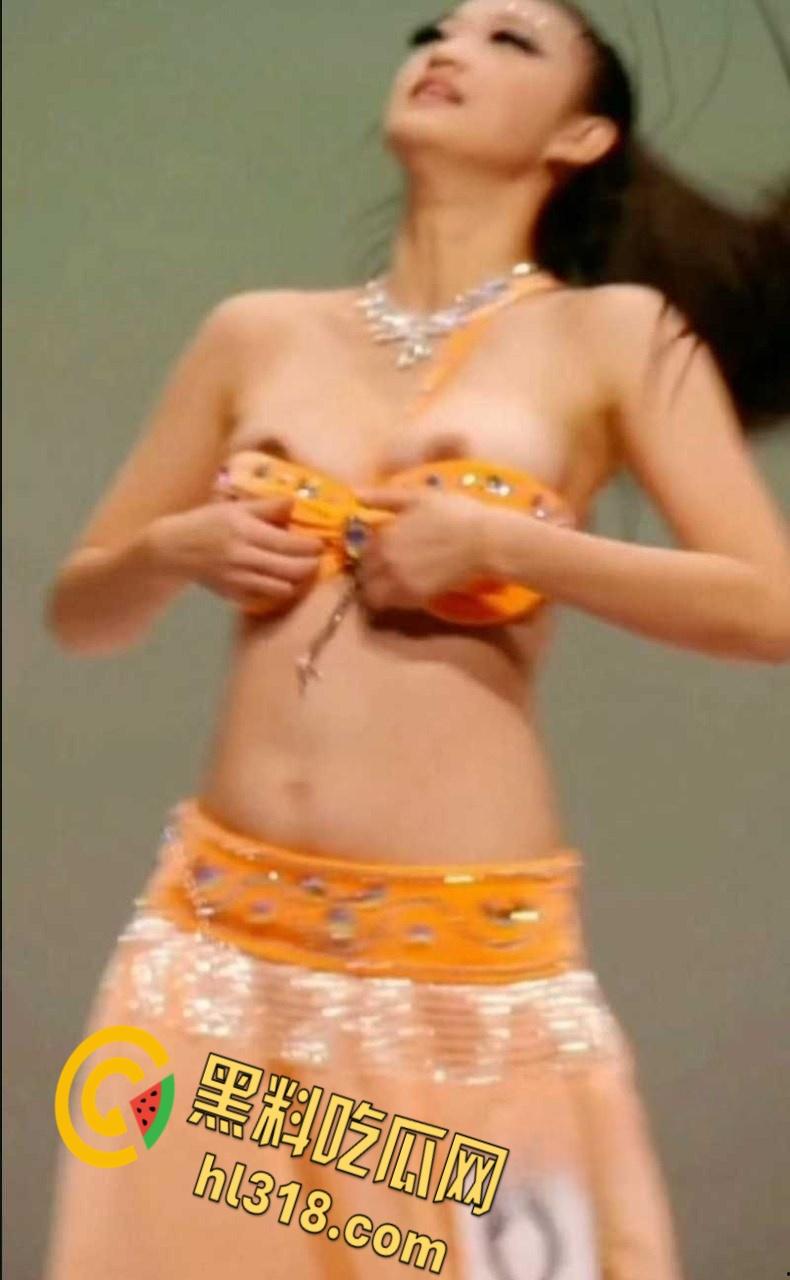 西北民族大学舞蹈学院，又出一位甩奶学妹，考试身穿抹胸吊带，硕大的奶子左摇右摆，奶头清晰可见 ！  第8张