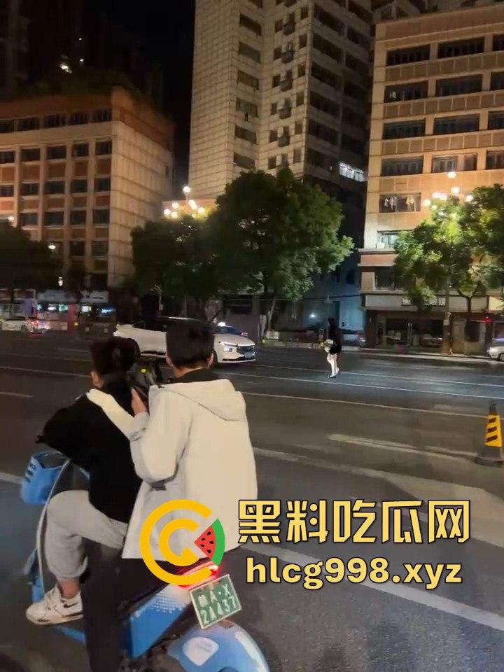 南昌街头情侣吵架闹大了！老公一脚踹下车，女子狂追不舍，硬生生追到他插翅难飞！  第1张