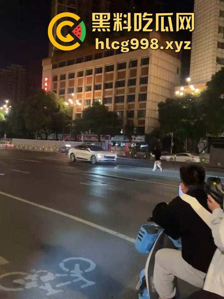 南昌街头情侣吵架闹大了！老公一脚踹下车，女子狂追不舍，硬生生追到他插翅难飞！  第2张