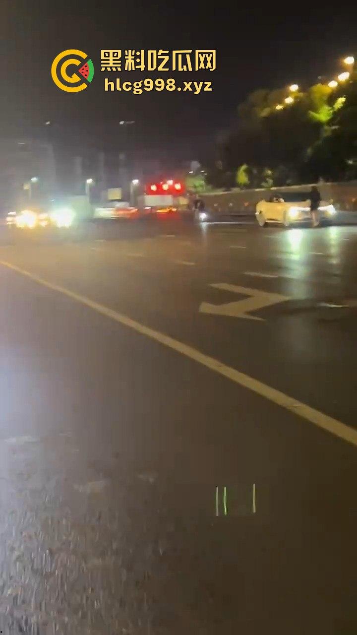 南昌街头情侣吵架闹大了！老公一脚踹下车，女子狂追不舍，硬生生追到他插翅难飞！  第3张