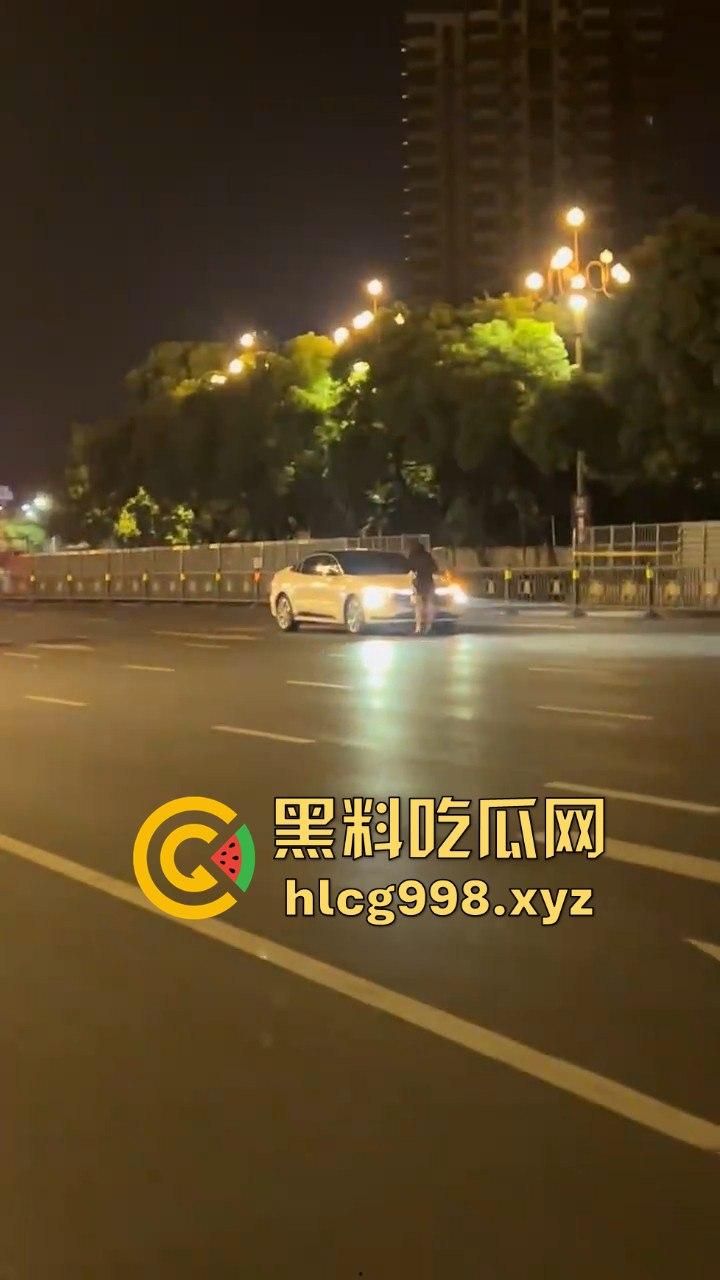 南昌街头情侣吵架闹大了！老公一脚踹下车，女子狂追不舍，硬生生追到他插翅难飞！  第4张