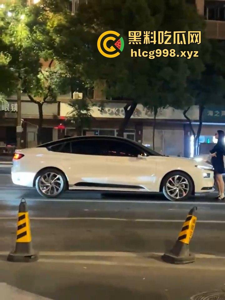南昌街头情侣吵架闹大了！老公一脚踹下车，女子狂追不舍，硬生生追到他插翅难飞！  第6张