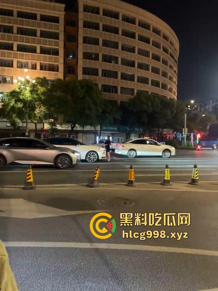 南昌街头情侣吵架闹大了！老公一脚踹下车，女子狂追不舍，硬生生追到他插翅难飞！  第8张