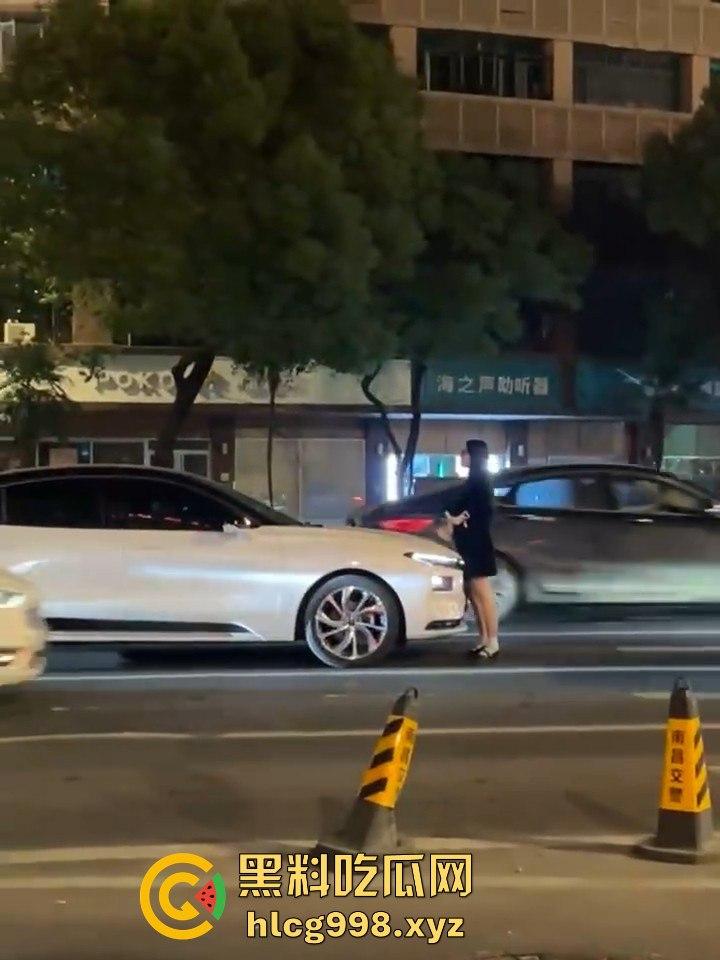 南昌街头情侣吵架闹大了！老公一脚踹下车，女子狂追不舍，硬生生追到他插翅难飞！  第9张