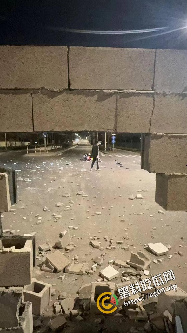 浙江台州骑士穿墙殒命！拉极速 把墙撞了一个大洞！远光灯之乡的冲击力！  第2张